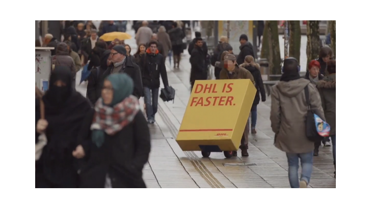 DHL เล่นแสบ หลอกให้บริษัทคู่แข่งทำโฆษณาให้อย่างเหนือชั้น