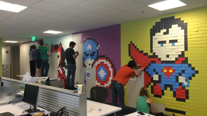 เปลี่ยนผนังเรียบๆ แสนน่าเบื่อ เป็นวอลเปเปอร์สุดสวยด้วย Post-Its กันเถอะ