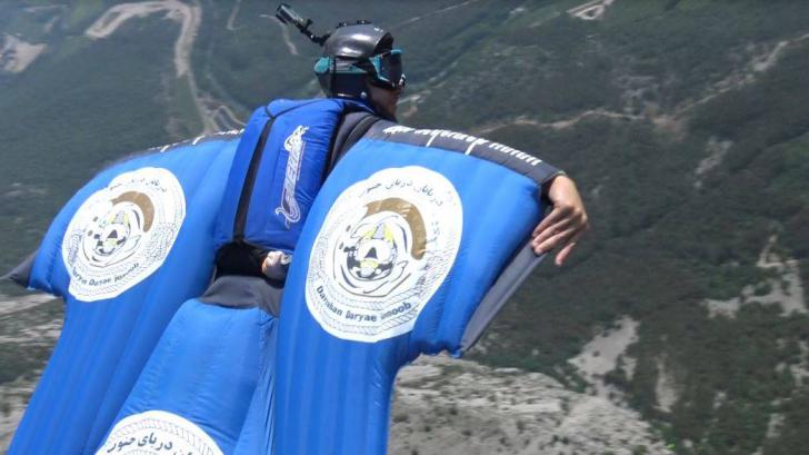 สุดหวาดเสียว ! มนุษย์สวมชุดร่อน บินลงมาจากภูเขาผ่านช่องแคบๆ ได้อย่างเหลือเชื่อ