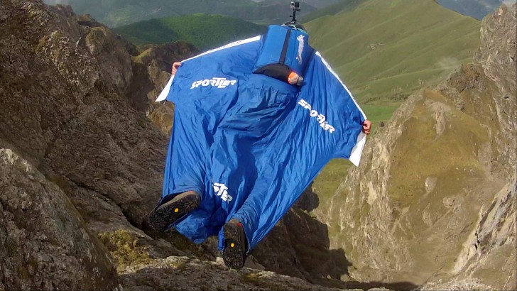 สุดหวาดเสียว ! มนุษย์สวมชุดร่อน บินลงมาจากภูเขาผ่านช่องแคบๆ ได้อย่างเหลือเชื่อ 11119146_854781611256520_6396012962055030932_o