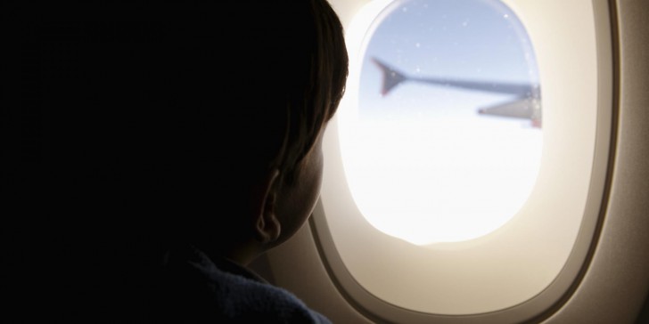 สงสัยไหม ทำไมหน้าต่างเครื่องบินถึงต้องเป็นวงกลม o-AIRPLANE-WINDOW-facebook