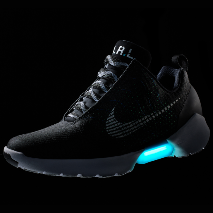 Nike ส่งรองเท้า Sneaker รุ่นใหม่ มีไฟ ไม่ต้องผูกเชือก