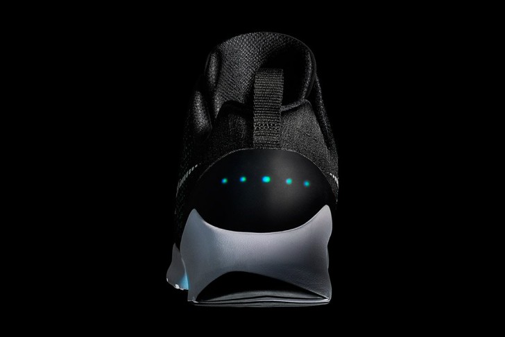 Nike ส่งรองเท้า Sneaker รุ่นใหม่ มีไฟ ไม่ต้องผูกเชือก