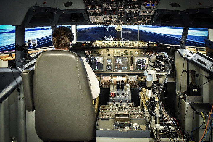 อีกหน่อยนักบินอาจตกงาน เพราะหุ่นยนต์ก็ขับเครื่องบินได้แล้ว... อีกหน่อยนักบินอาจตกงาน เพราะหุ่นยนต์ก็ขับเครื่องบินได้แล้ว...