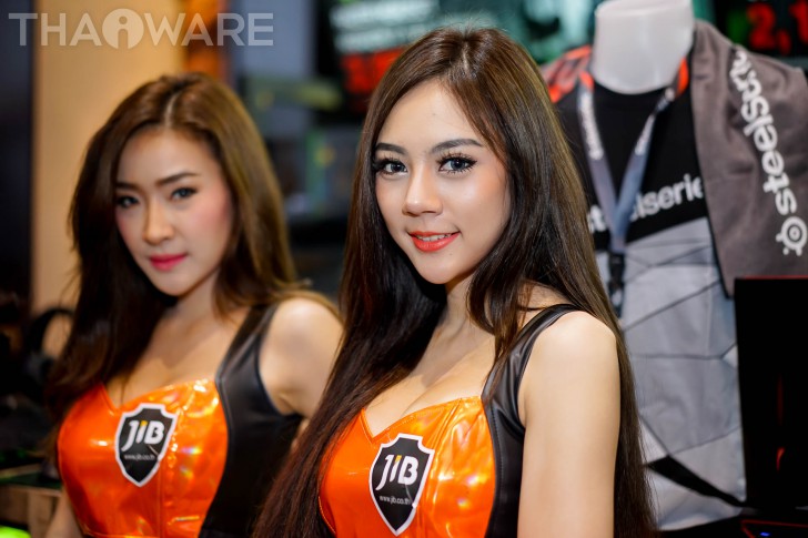 พาเดินส่องเหล่านางฟ้า พริตตี้หน้าหวานในงาน Commart JOY 2017