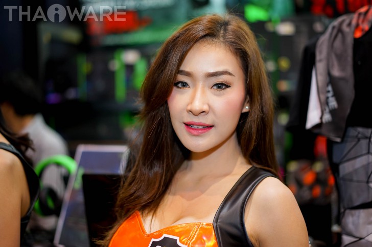 พาเดินส่องเหล่านางฟ้า พริตตี้หน้าหวานในงาน Commart JOY 2017