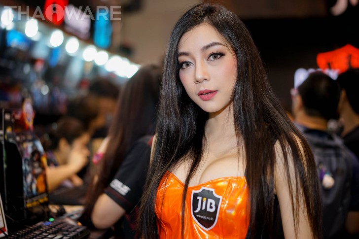 พาเดินส่องเหล่านางฟ้า พริตตี้หน้าหวานในงาน Commart JOY 2017