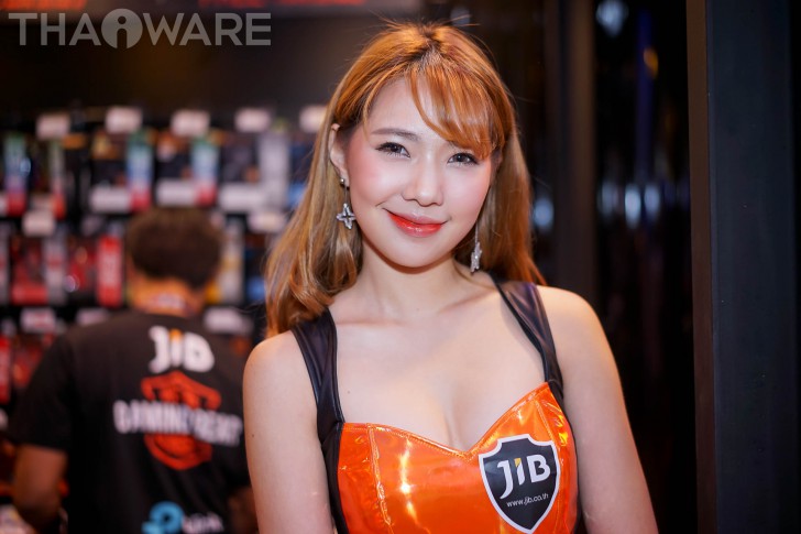 พาเดินส่องเหล่านางฟ้า พริตตี้หน้าหวานในงาน Commart JOY 2017