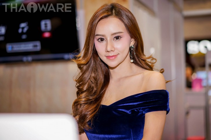 พาเดินส่องเหล่านางฟ้า พริตตี้หน้าหวานในงาน Commart JOY 2017