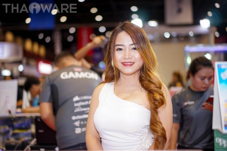 พาเดินส่องเหล่านางฟ้า พริตตี้หน้าหวานในงาน Commart JOY 2017