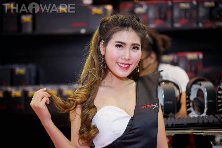 พาเดินส่องเหล่านางฟ้า พริตตี้หน้าหวานในงาน Commart JOY 2017