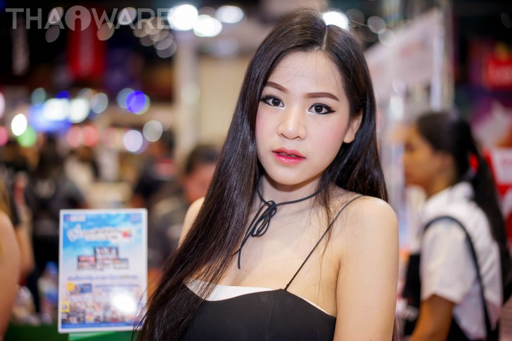 พาเดินส่องเหล่านางฟ้า พริตตี้หน้าหวานในงาน Commart JOY 2017