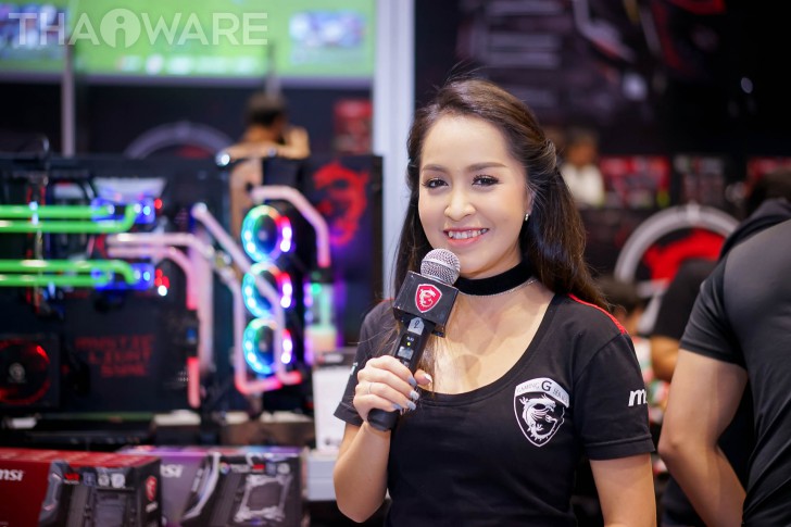 พาเดินส่องเหล่านางฟ้า พริตตี้หน้าหวานในงาน Commart JOY 2017