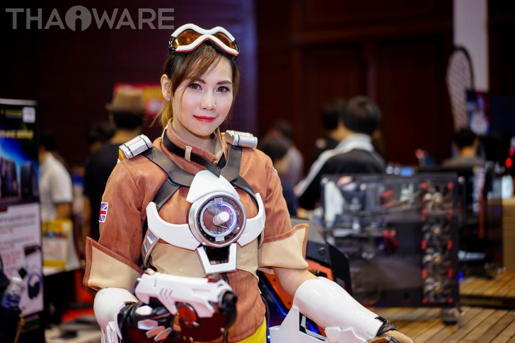 พาเดินส่องเหล่านางฟ้า พริตตี้หน้าหวานในงาน Commart JOY 2017