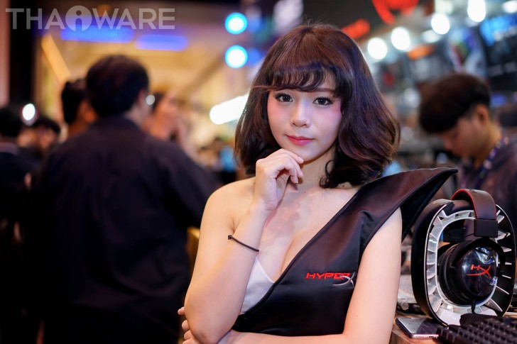 พาเดินส่องเหล่านางฟ้า พริตตี้หน้าหวานในงาน Commart JOY 2017