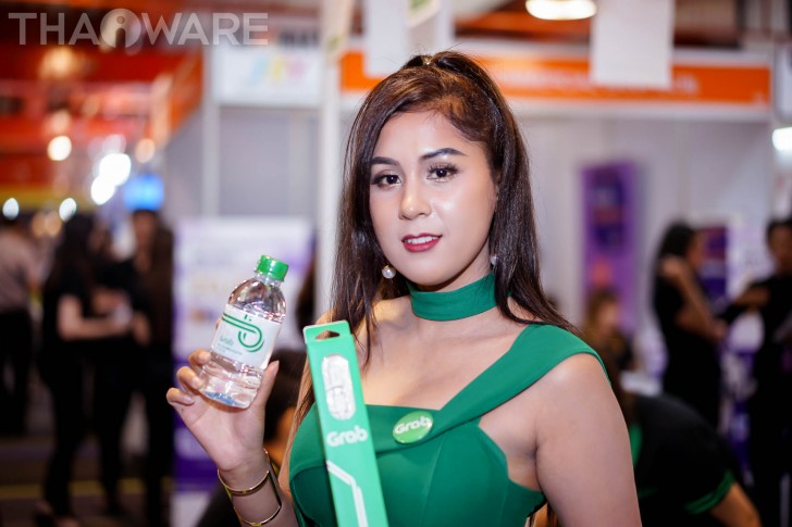 พาเดินส่องเหล่านางฟ้า พริตตี้หน้าหวานในงาน Commart JOY 2017