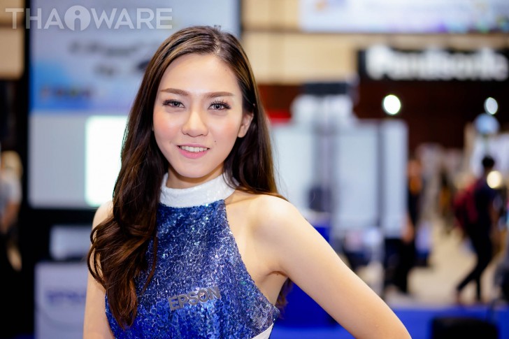 พาเดินส่องเหล่านางฟ้า พริตตี้หน้าหวานในงาน Commart JOY 2017