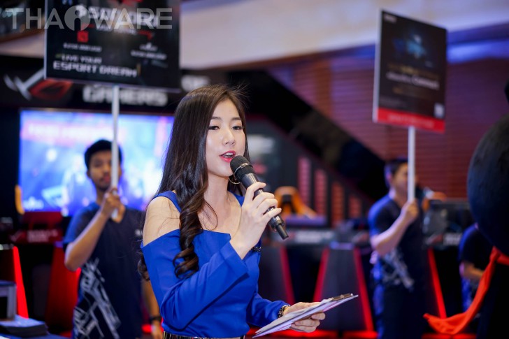 พาเดินส่องเหล่านางฟ้า พริตตี้หน้าหวานในงาน Commart JOY 2017