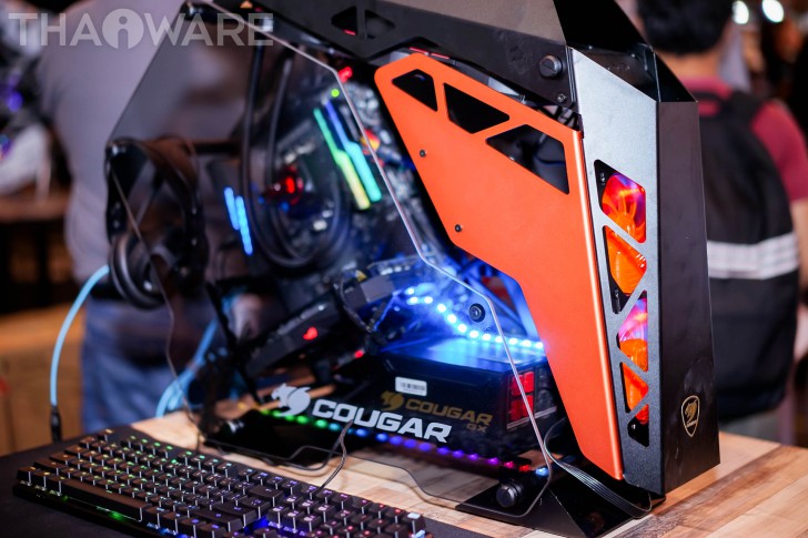 พาเดินส่องเหล่านางฟ้า พริตตี้หน้าหวานในงาน Commart JOY 2017