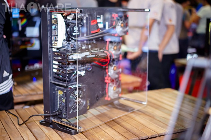 พาเดินส่องเหล่านางฟ้า พริตตี้หน้าหวานในงาน Commart JOY 2017