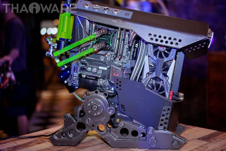 พาเดินส่องเหล่านางฟ้า พริตตี้หน้าหวานในงาน Commart JOY 2017