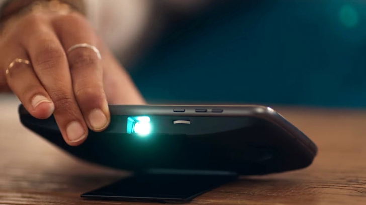 Moto ชนะเลิศ! หลังจากที่ Samsung เคยทำคลิปล้อเลียน iPhone คราวนี้ Samsung โดนเล่นบ้าง