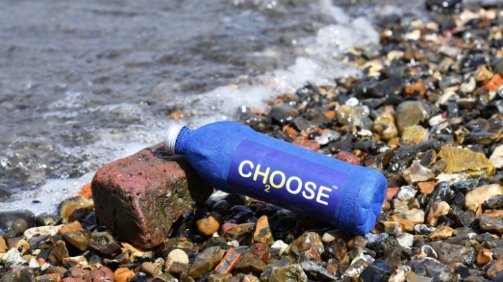 ปรบมือให้! หนุ่มอังกฤษคิดค้นขวดน้ำที่สามารถย่อยสลายได้ใน 3 สัปดาห์