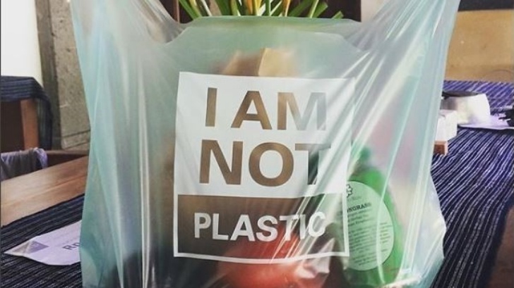 อินโดนีเซียผลิตถุงพลาสติกทำจากมันสำปะหลัง เป็นมิตรต่อสิ่งแวดล้อม