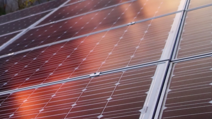 แผงโซล่าร์เซลล์แบบใหม่ สร้างพลังงานไฟฟ้าจากฝนตกได้ด้วย