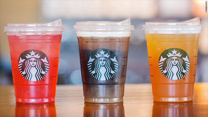 Starbucks ร่วมรักษ์โลก ประกาศลดการใช้หลอดพลาสติก ด้วยฝาปิดแก้วแบบใหม่ที่ยกจิบได้เลย