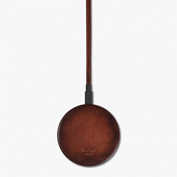 เมื่อแบรนด์หรูอย่าง Berluti ทำที่ชาร์จไร้สายออกมา คุณคิดว่าจะตั้งราคาขายไว้กี่บาท