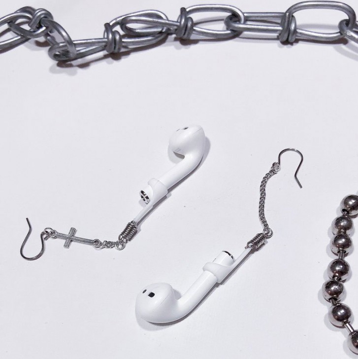 หมดกังวลหล่นหาย! สาวน้อยดัดแปลง AirPods ให้กลายเป็นต่างหูโชว์บนทวิตเตอร์