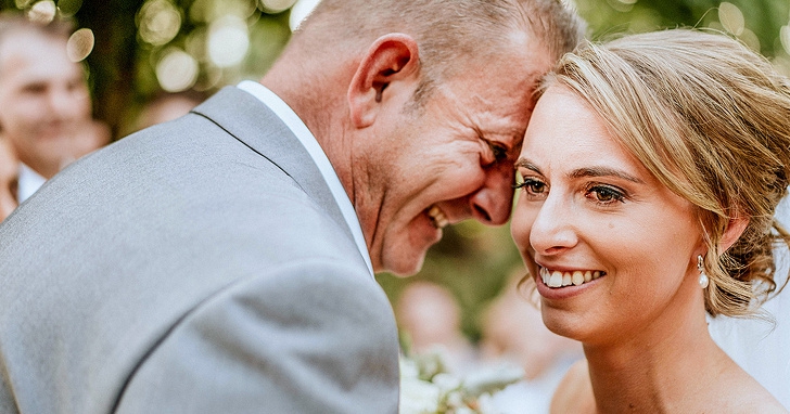 ช่างภาพพบวิธีช่วยให้เจ้าสาวที่ตาบอดได้มองเห็นภาพถ่ายในงานแต่งของเธอได้