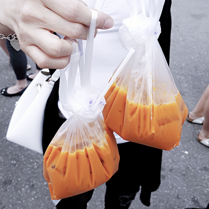 16 สิ่งที่คนไทยมองว่าธรรมดา แต่ต่างชาติทึ่งสุดๆ อาทิ ชาเย็นใส่ถุง ชายหาดที่เต็มไปด้วยลิง