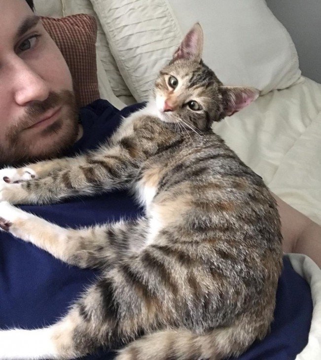 ชายหนุ่มรับเจ้าเหมียวน้อยที่หาบ้านไม่ได้มาเลี้ยง เพราะมันตาเหล่ แต่สำหรับเขามันสมบูรณ์แบบ