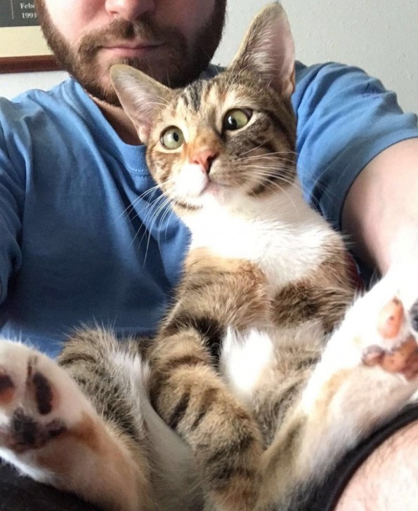 ชายหนุ่มรับเจ้าเหมียวน้อยที่หาบ้านไม่ได้มาเลี้ยง เพราะมันตาเหล่ แต่สำหรับเขามันสมบูรณ์แบบ