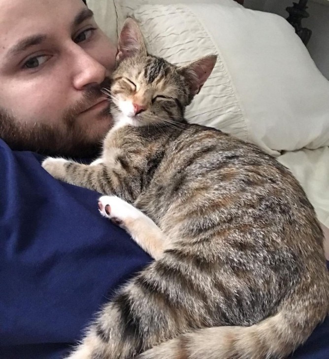 ชายหนุ่มรับเจ้าเหมียวน้อยที่หาบ้านไม่ได้มาเลี้ยง เพราะมันตาเหล่ แต่สำหรับเขามันสมบูรณ์แบบ