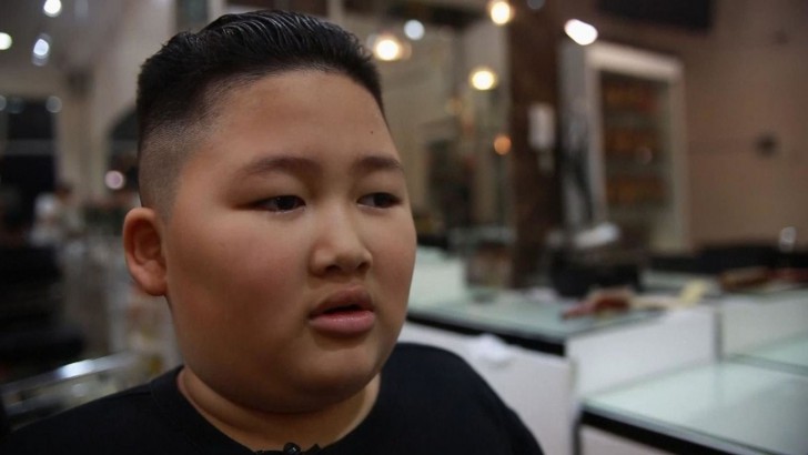 สุดทึ่ง! คิม จอง อึน จับมือกับ โดนัลด์ ทรัมป์ ในร้านตัดผมที่เวียดนาม (แต่เป็นตัวปลอมนะ)