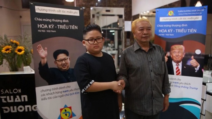 สุดทึ่ง! คิม จอง อึน จับมือกับ โดนัลด์ ทรัมป์ ในร้านตัดผมที่เวียดนาม (แต่เป็นตัวปลอมนะ)