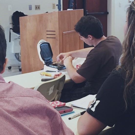 20 ภาพวีรกรรมความเกรียน และความฮาของชีวิตเหล่านักศึกษา