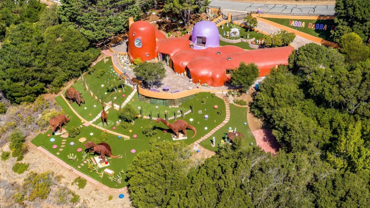 ร้อนถึง เฟรด และบาร์นี่ เมื่อบ้านฟลิ้นสโตน ถูกฟ้องร้องในข้อหา สีสดแสบตา