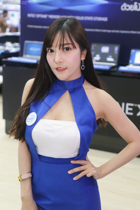 พาเดินส่องเหล่านางฟ้า พริตตี้หน้าหวานในงาน Commart Connect 2019