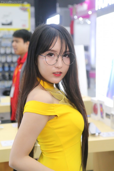 พาเดินส่องเหล่านางฟ้า พริตตี้หน้าหวานในงาน Commart Connect 2019