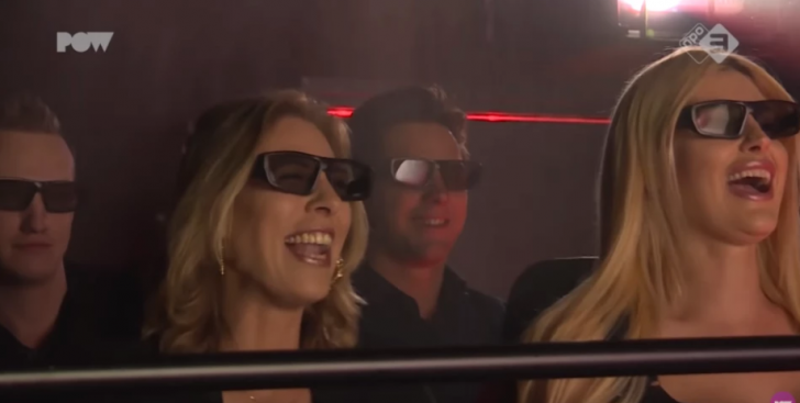 สัมผัสประสบการณ์ใหม่ ดูหนังผู้ใหญ่กับคนแปลกหน้า ในโรงหนังผู้ใหญ่ในรูปแบบ 5 มิติ!