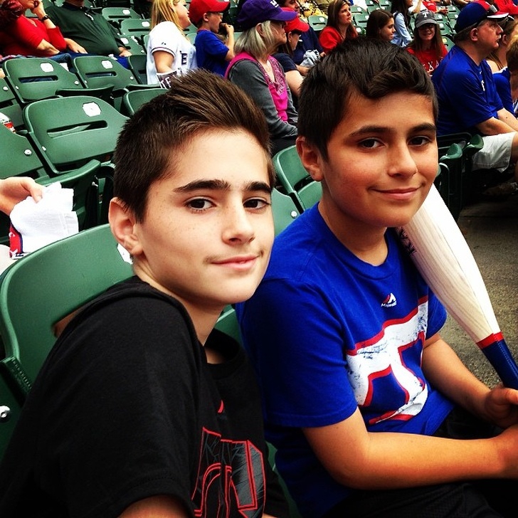 กรรมพันธุ์มหัศจรรย์! 17 ภาพถ่ายครอบครัวที่ใครดูก็รู้ว่าเป็นสายเลือดเดียวกัน กรรมพันธุ์มหัศจรรย์! 17 ภาพถ่ายครอบครัวที่ใครดูก็รู้ว่าเป็นสายเลือดเดียวกัน