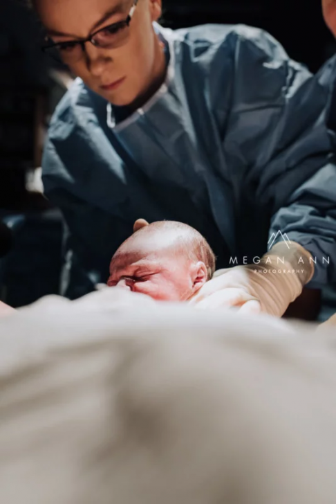 ช่างภาพนิวยอร์คสาว ถ่ายภาพช่วงเวลาที่เธอให้กำเนิดลูกด้วยตัวเอง