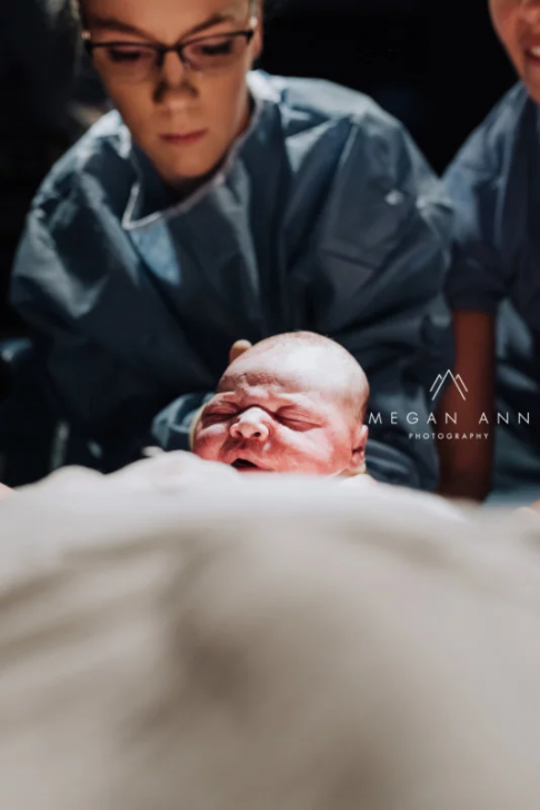 ช่างภาพนิวยอร์คสาว ถ่ายภาพช่วงเวลาที่เธอให้กำเนิดลูกด้วยตัวเอง