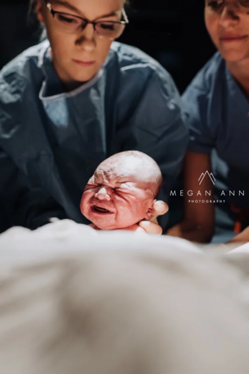 ช่างภาพนิวยอร์คสาว ถ่ายภาพช่วงเวลาที่เธอให้กำเนิดลูกด้วยตัวเอง