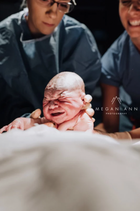 ช่างภาพนิวยอร์คสาว ถ่ายภาพช่วงเวลาที่เธอให้กำเนิดลูกด้วยตัวเอง