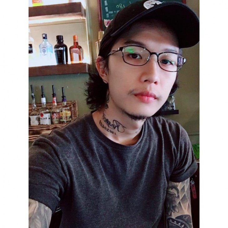 เลิกบุหรี่เป็นเรื่องยาก แต่จะดีมากถ้าเลิกได้... ชายคนหนึ่งดูหล่อขึ้นอย่างชัดเจน หลังจากเลิกบุหรี่